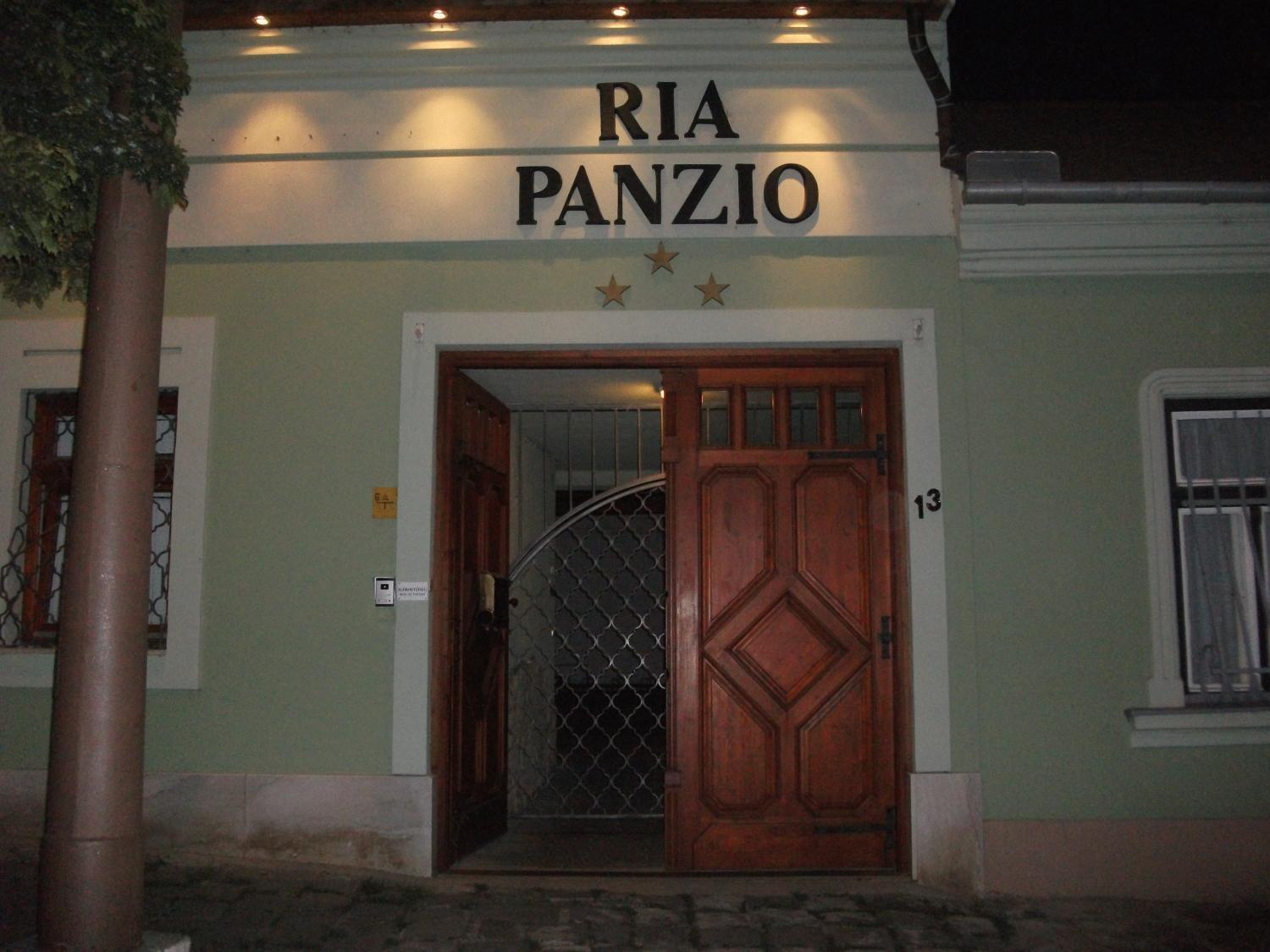 Ria Panzio Bed and Breakfast Esztergom Exteriör bild