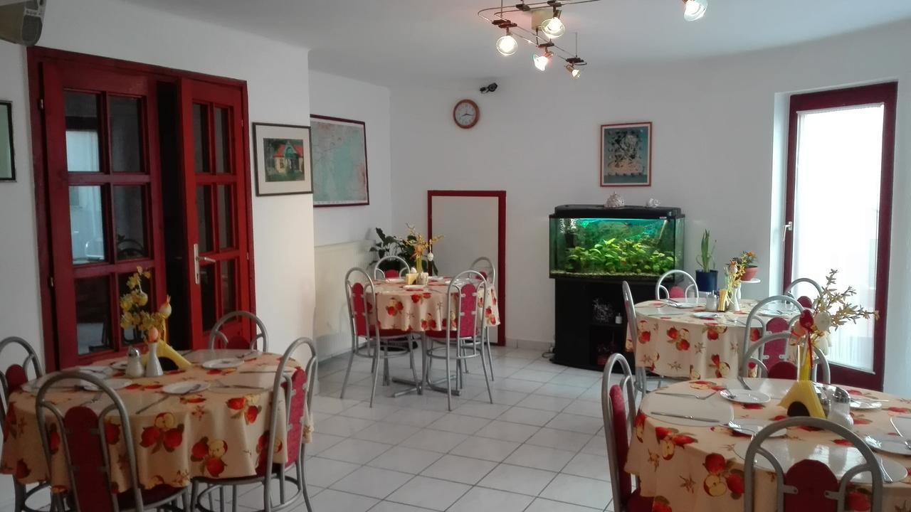 Ria Panzio Bed and Breakfast Esztergom Exteriör bild