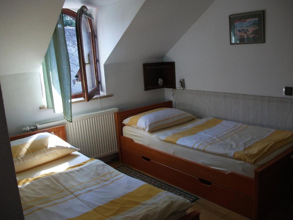 Ria Panzio Bed and Breakfast Esztergom Rum bild